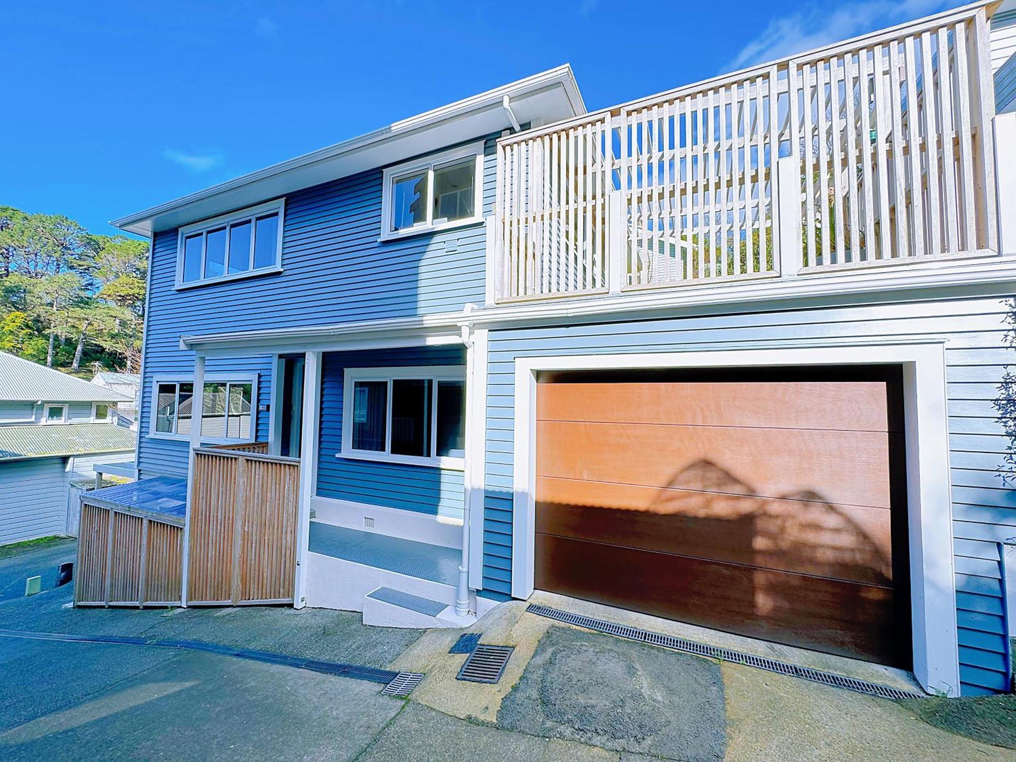 Modern Sunny Retreat With Deck & Views Villa Wellington Exterior photo